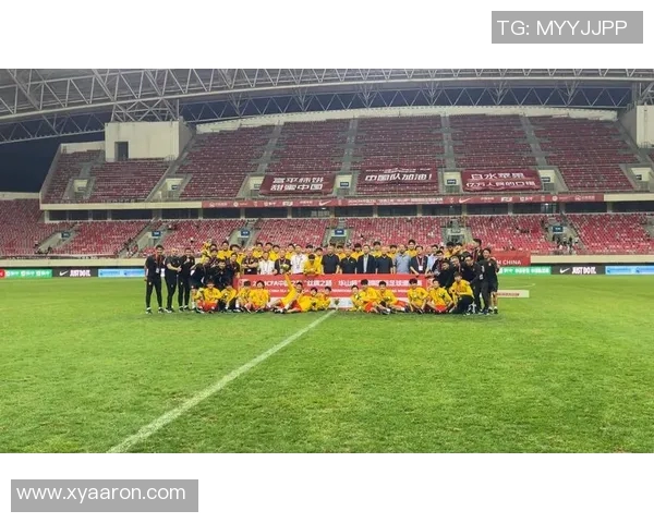 伊朗与中国足球赛精彩瞬间回顾及赛场氛围展示